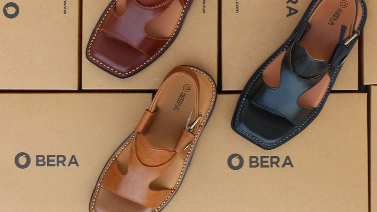 Bera Kohati Panjedar Chappals showcasing brown, black and burgundy color.